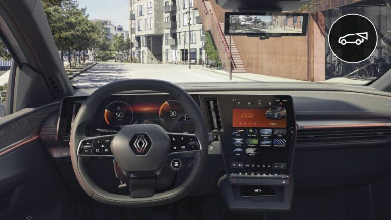 Renault, su Megane E-Tech Electric luci interne personalizzabili