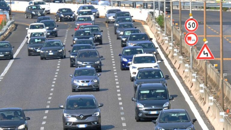 Mercato auto, nel 2021 persi altri 6,3 mld di fatturato sul 2019