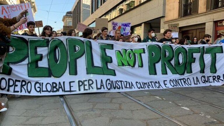 Milano, studenti in piazza per il clima e contro la guerra