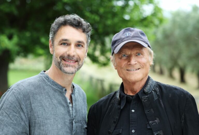 Torna Don Matteo, Terence Hill passa il testimone a Raoul Bova