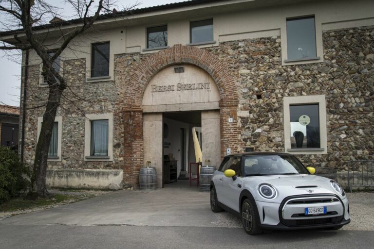 Viaggio a zero emissioni di Mini Electric verso Biosphera 4.0