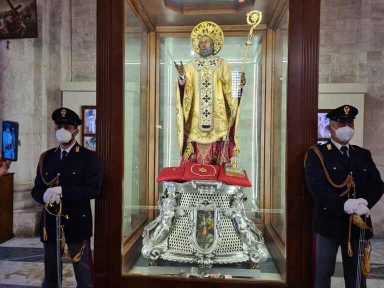 Bari, restituite alla Basilica di San Nicola gli oggetti sacri rubati