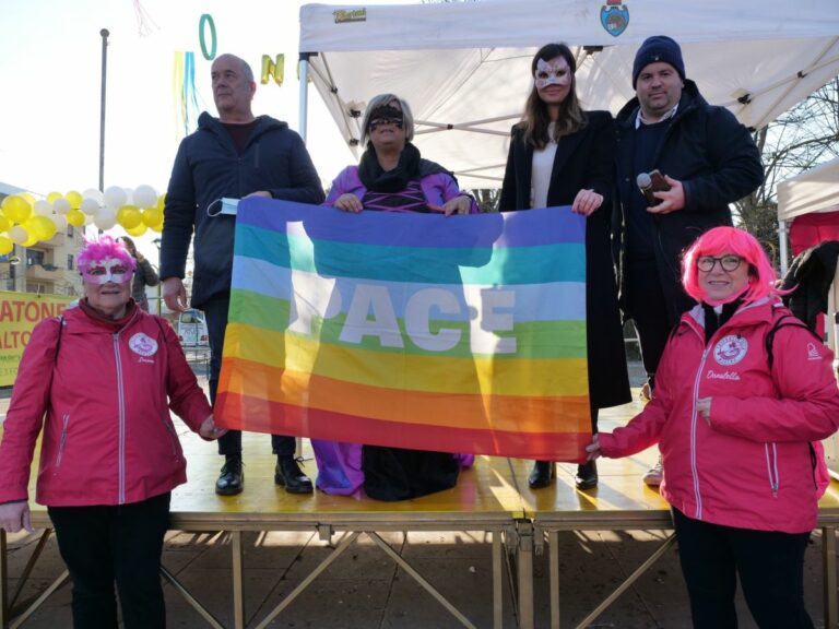 La presidente del consiglio Damiano alla camminata del Carnevale in rosa