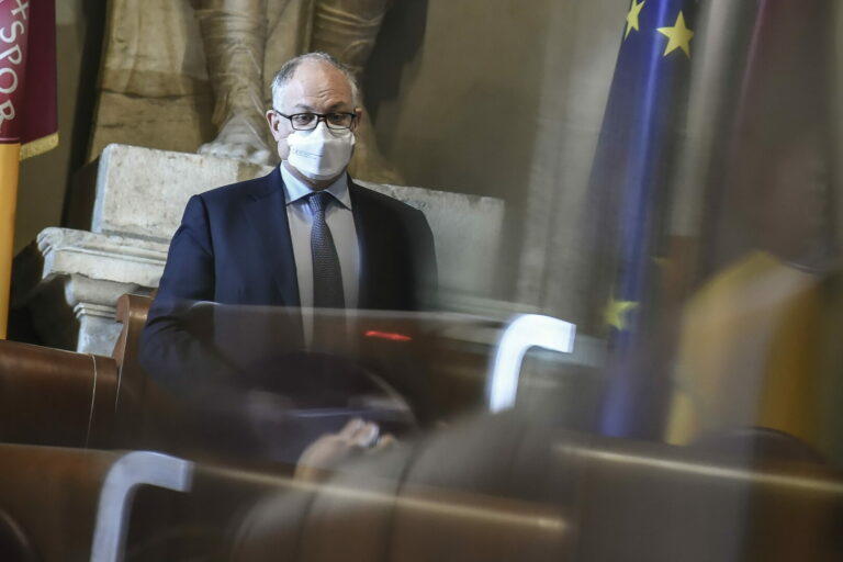 Sindaco Gualtieri positivo al Covid, “Sto bene e lavoro da casa”