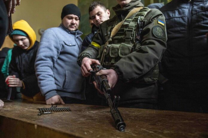 UCRAINA OCCIDENTALE, ADDESTRAMENTO DEI CIVILI ALL’ USO DELLE ARMI