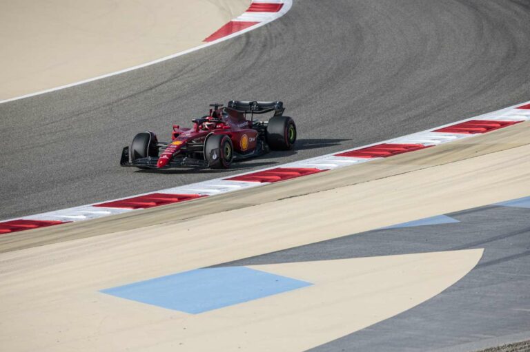 Leclerc in pole al Gp del Bahrain, preceduti Verstappen e Sainz
