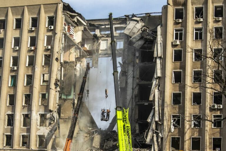 Le forze russe ripiegano ma per Kiev è solo tattica