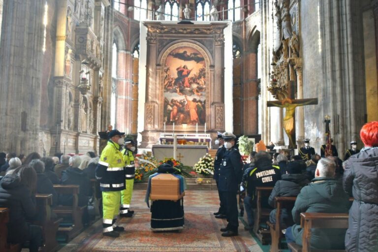 Il sindaco di Venezia Brugnaro ai funerali di Maurizio Calligaro