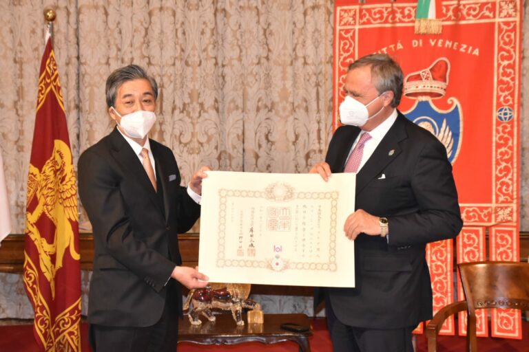 Il sindaco Brugnaro riceve l’onorificenza “Ordine del Sol Levante”