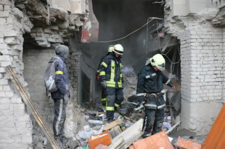 Colpita la torre della tv a Kiev. Zelensky parla con Biden: “Grazie per il sostegno”