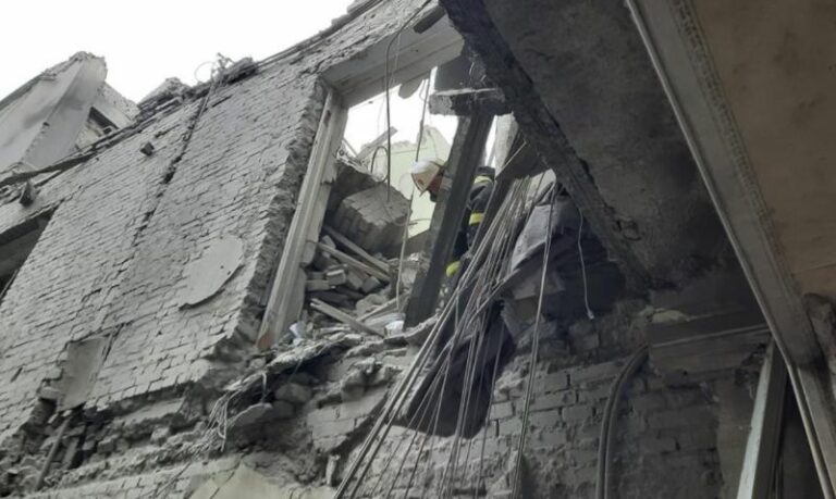 Atterrano i paracadutisti russi a Kharkiv. Sotto attacco un ospedale. Biden: “Putin un dittatore, pagherà un prezzo alto”.