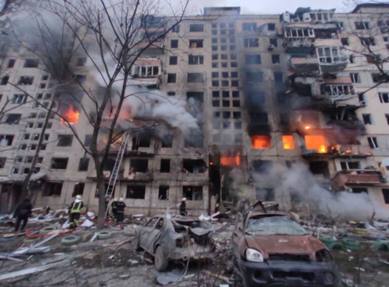 Bombe sullo stabilimento aereo e un palazzo a Kiev. Critica la situazione umanitaria