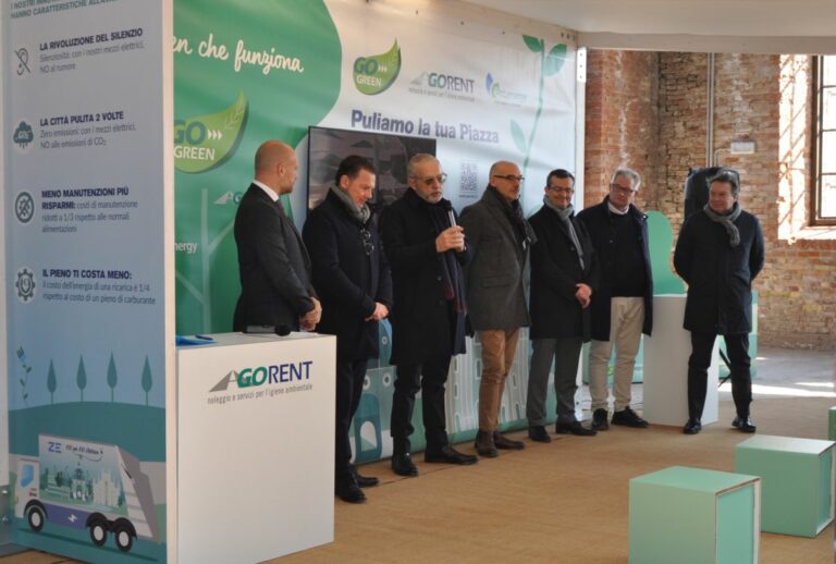 “Puliamo la tua piazza”, presentati nuovi veicoli elettrici per l’igiene urbana