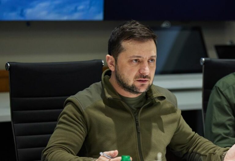 Zelensky “La guerra lampo di Putin è fallita. Difendiamo l’Europa ma servono aerei”