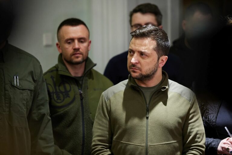 Zelensky invita la Russia a negoziare la pace “senza indugio”