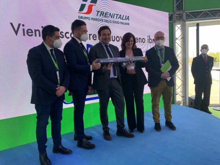 A Reggio Calabria il primo treno ibrido di Trenitalia