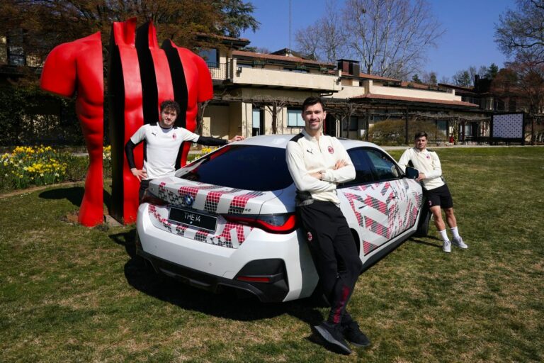 Speciale versione della nuova Bmw i4 per la quarta maglia del Milan