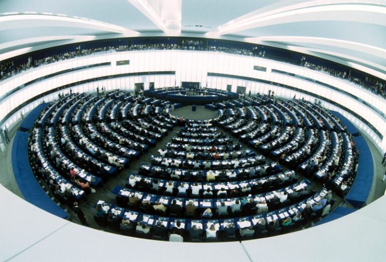 L’Europarlamento chiede l’embargo sull’energia russa