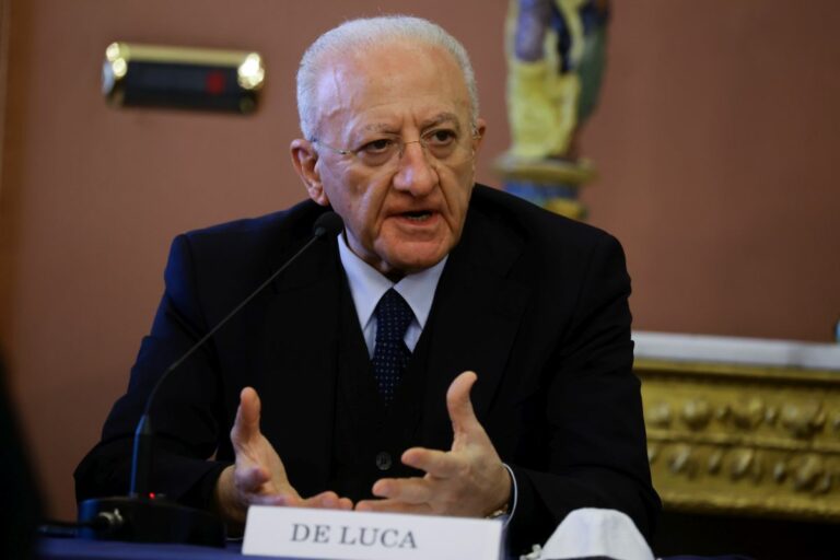 Covid, De Luca “In Campania buona tenuta, lunedì via al portale salute”