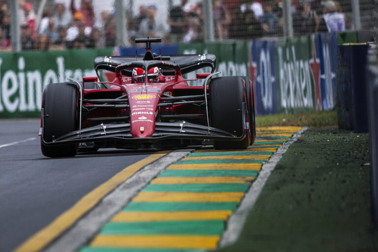 La Ferrari di Leclerc conquista la pole in Australia