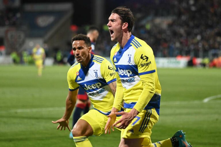Zampata di Vlahovic, la Juventus espugna Cagliari per 2-1