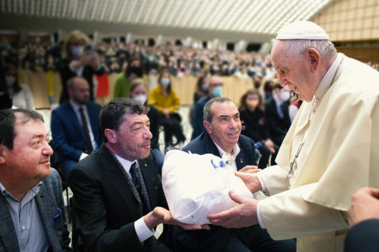 Fiasconaro in visita da Papa Francesco, donata Colomba della Pace