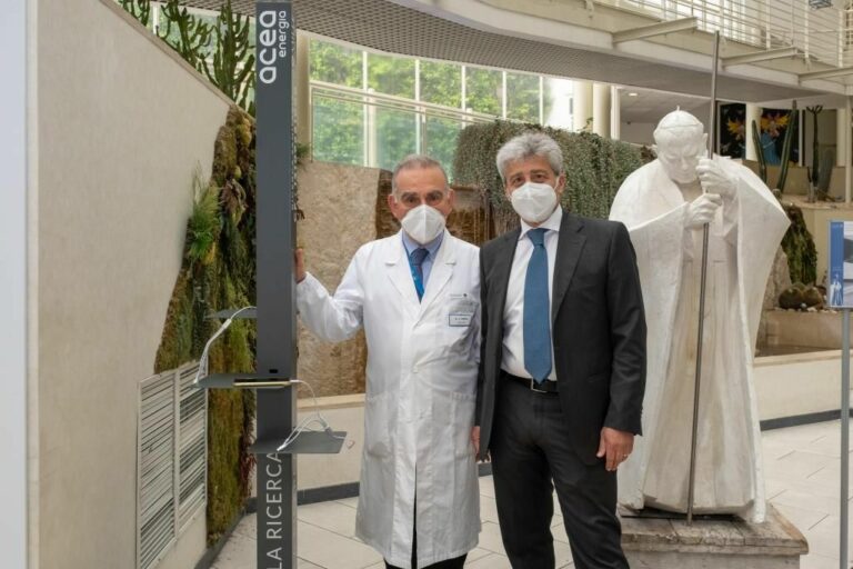 Acea Energia dona colonnine ricarica smartphone al Policlinico Gemelli