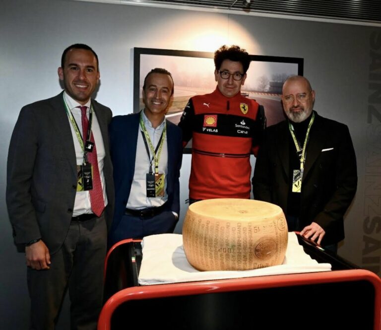A Imola consegnata alla Ferrari una forma di Parmigiano Reggiano