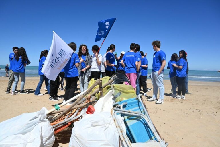 Marevivo, la baia di Peschici ripulita da 2 quintali di rifiuti