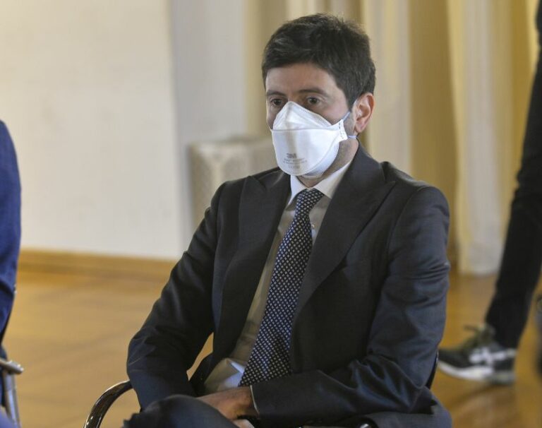 Mascherine al chiuso fino al 15 giugno per trasporti, cinema e ospedali