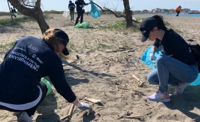 La spiaggia di Focene ripulita dai dipendenti di Adr e Boeing