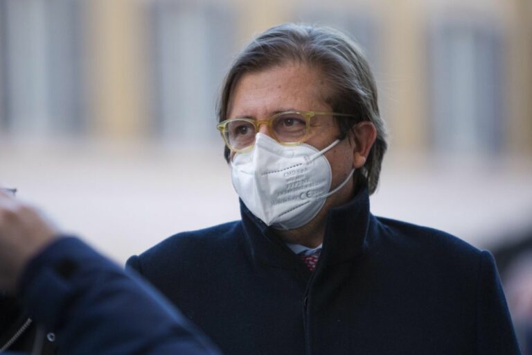 Covid, Sileri “Da maggio spostiamo mascherina dalla faccia alla tasca”