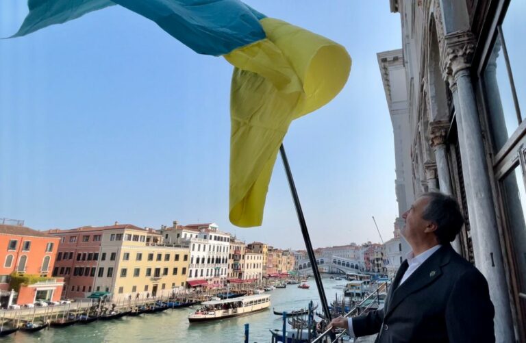 Brugnaro ritorna a Cà Farsetti per issare la bandiera ucraina