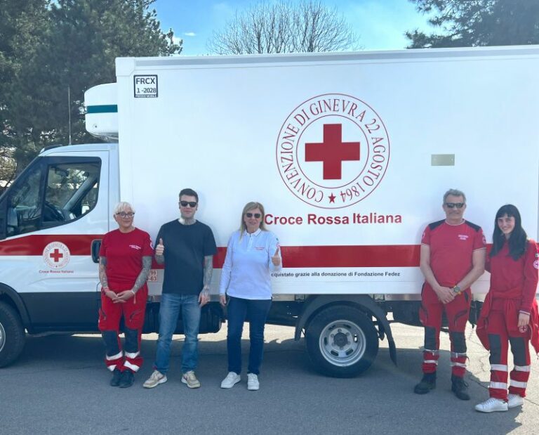 Ucraina, la Fondazione Fedez dona alla Croce Rossa italiana un furgone isotermico