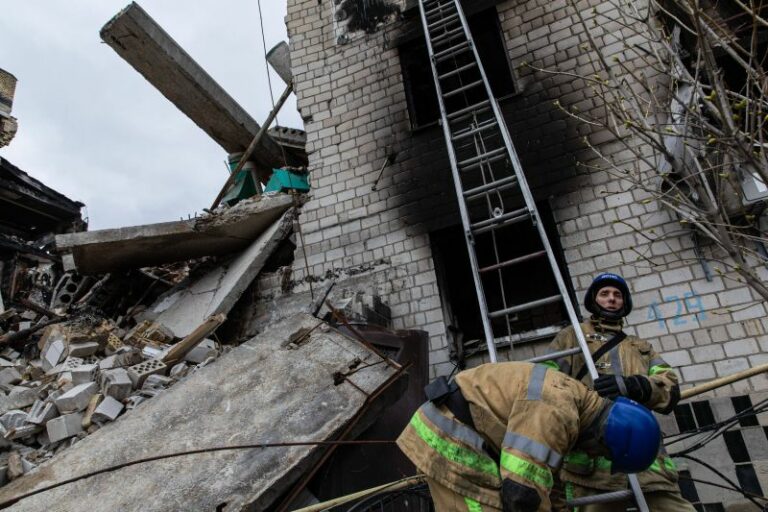 Mariupol sotto assedio, accordo per un corridoio umanitario