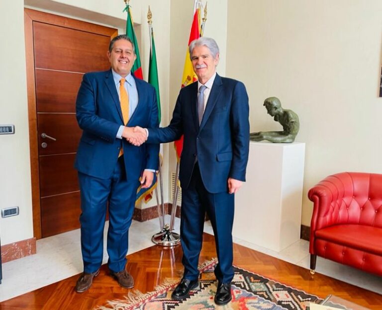 Toti incontra l’ambasciatore spagnolo Alfonso Dastis