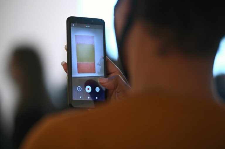 Le spedizioni di smartphone sono diminuite globalmente del 12,9%