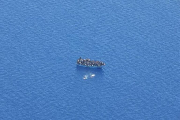 Barca con 34 migranti in balia delle onde al largo di Malta