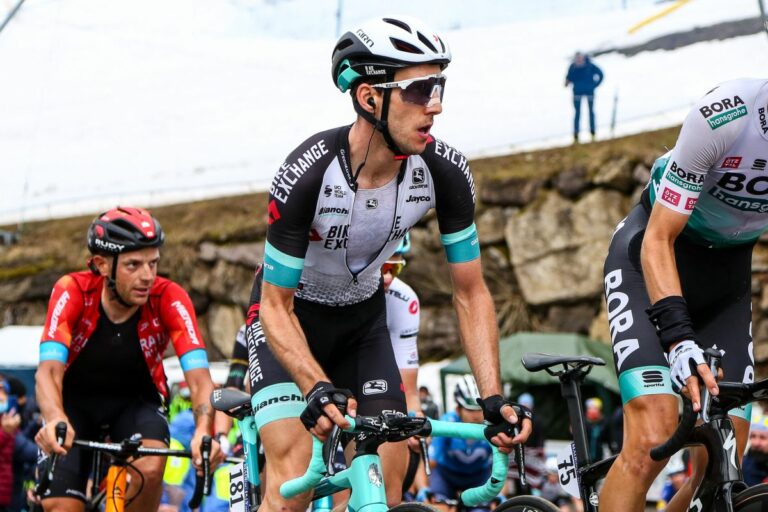 Simon Yates vince la crono di Budapest, Van der Poel resta in rosa