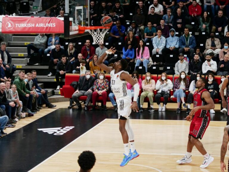 Play-off Nba, Bucks e Warriors avanti 2-1 dopo gara 3