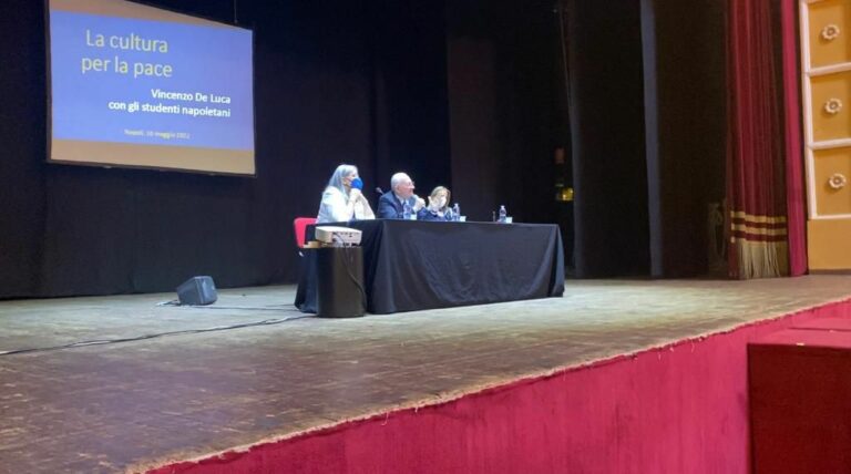 De Luca incontra le scuole di Napoli per parlare di Pace