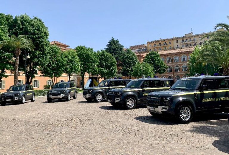 Cinquanta Defender Land Rover nella flotta della Guardia di Finanza