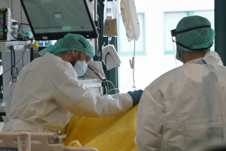 Covid, indice Rt stabile e occupazione intensive e ricoveri in calo