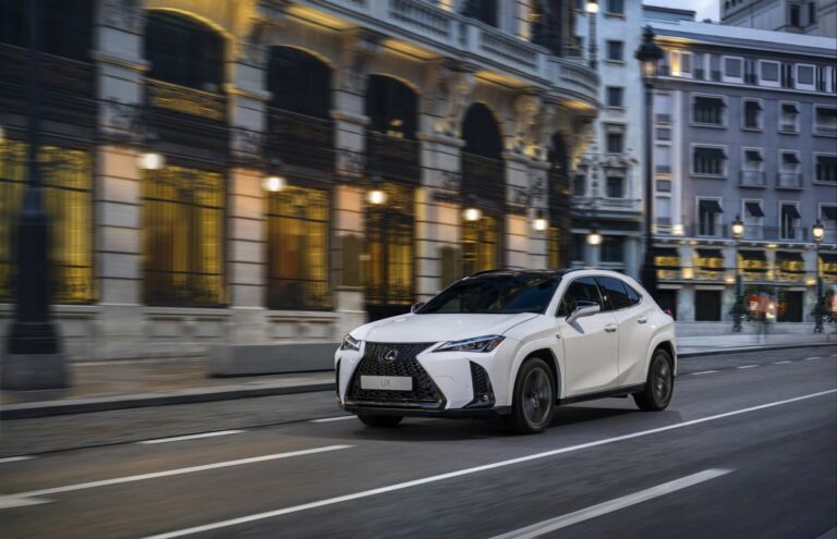 Lexus introduce aggiornamenti per l’urban crossover UX Hybrid
