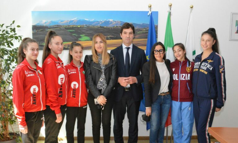 Acquaroli e Latini incontrano le farfalle della ritmica di Fabriano