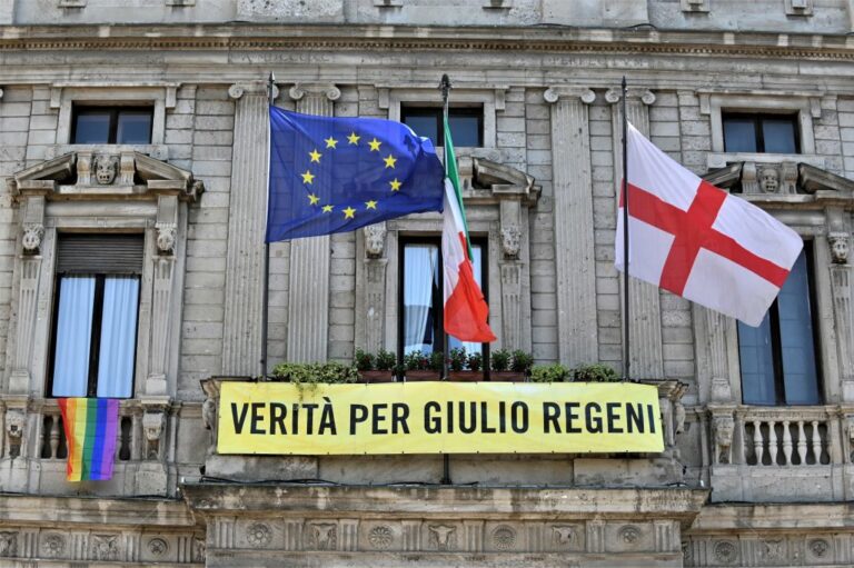 Omofobia, A Milano la bandiera arcobaleno sventola su Palazzo Marino