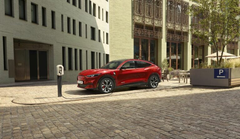 Ford si unisce appello UE per vendere solo auto elettriche dal 2035