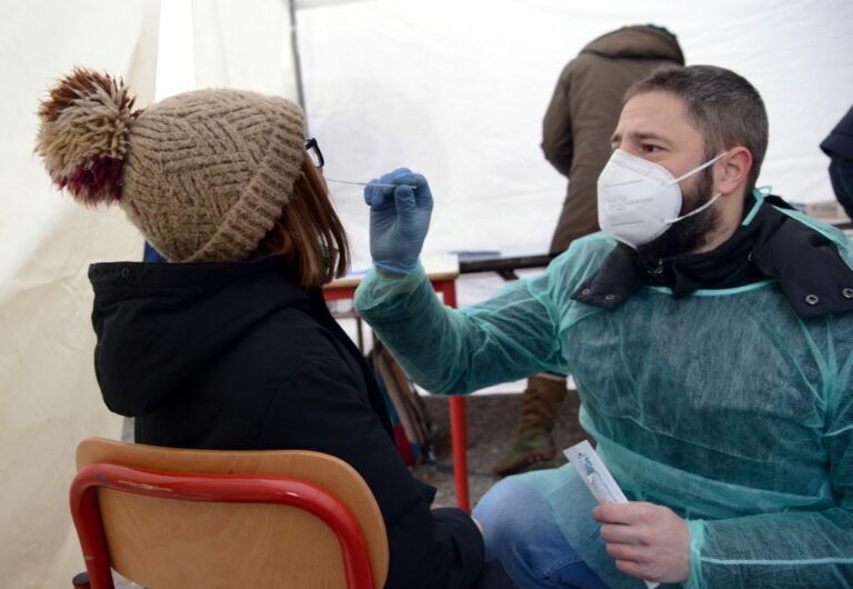 Uno studio, sintomi da long Covid per il 17% di bambini e adolescenti