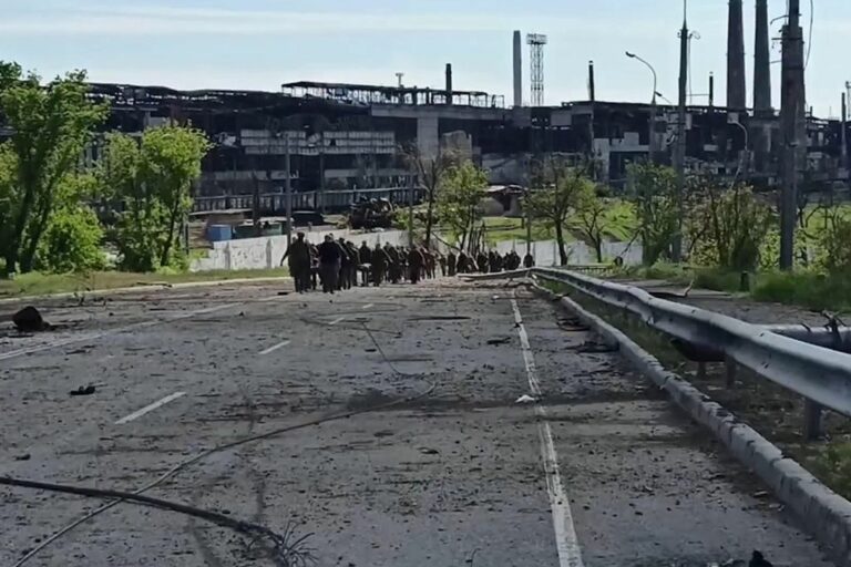 Ucraina, acciaieria Azovstal in mano ai russi, arresi i combattenti