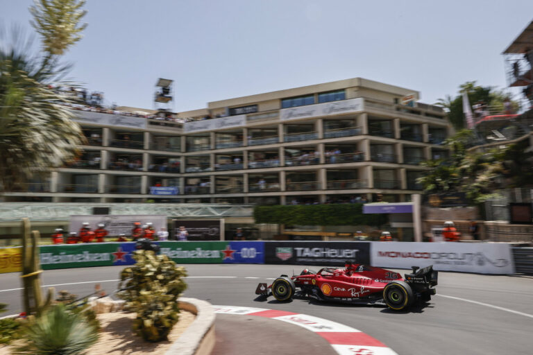 La Ferrari vola nelle libere di Montecarlo